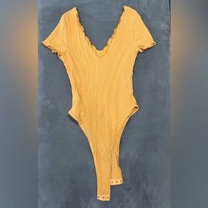 V neck and low back yellow bodysuit. Size s. SHEIN.